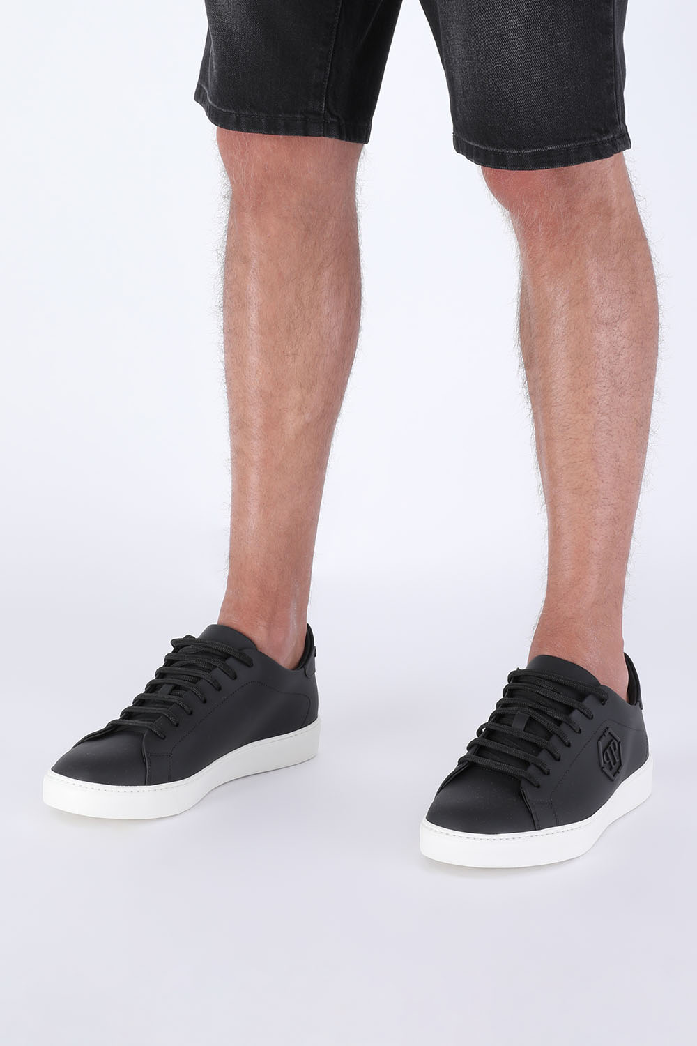 נעלי ספורט מעור עם לוגו בולט